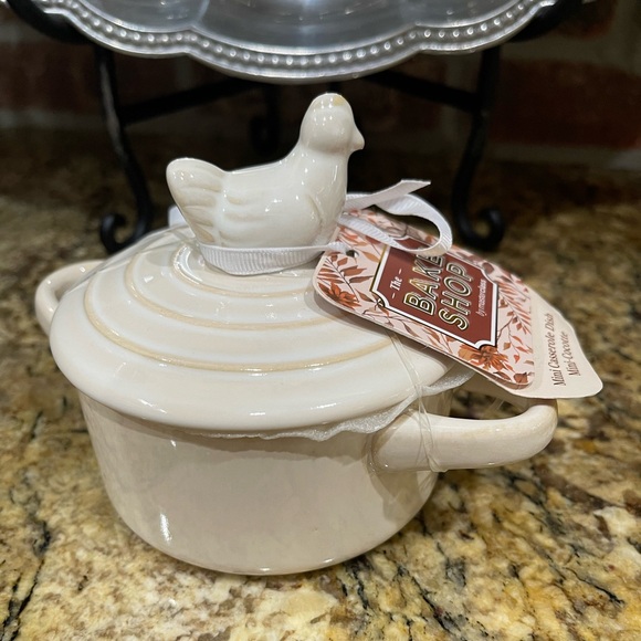The Bakeshop mini casserole covered baking dish - chicken figurial topper NEW - Picture 1 of 8